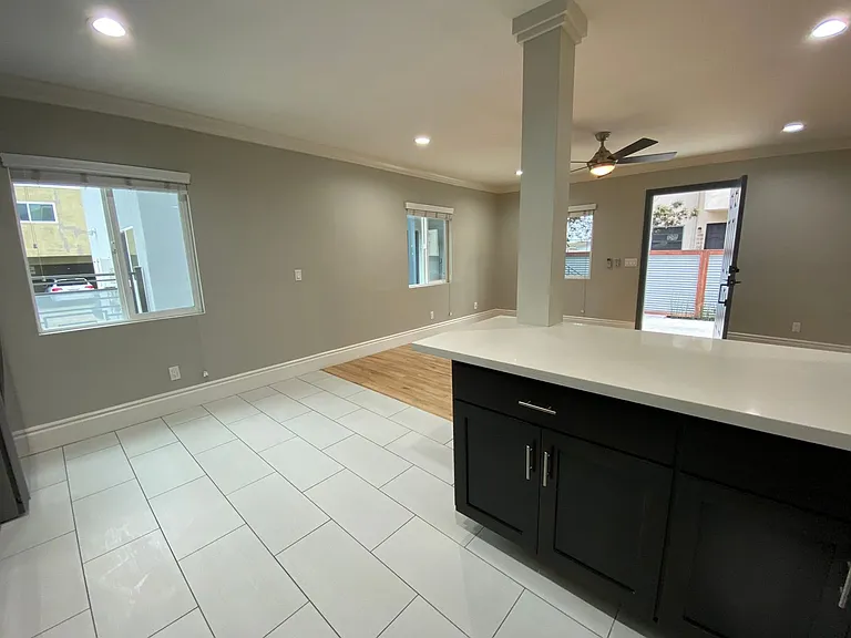 AC! In Unit Washer & Dryer! Reserved Onsite Parking! Downstairs Home! — Photo 6