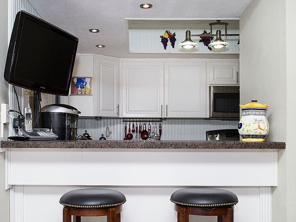 3rd image of 727 Oak Park Pl
