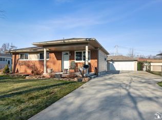 24452 Laurel St, Flat Rock, MI 48134