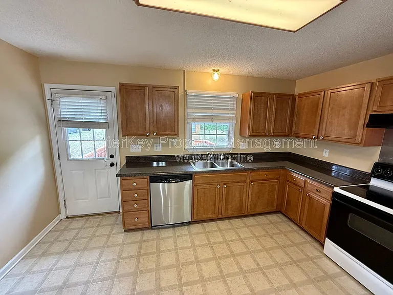 204 W Barbee St — Photo 4