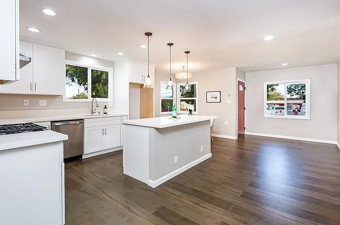 1610 Dupont Dr — Photo 9