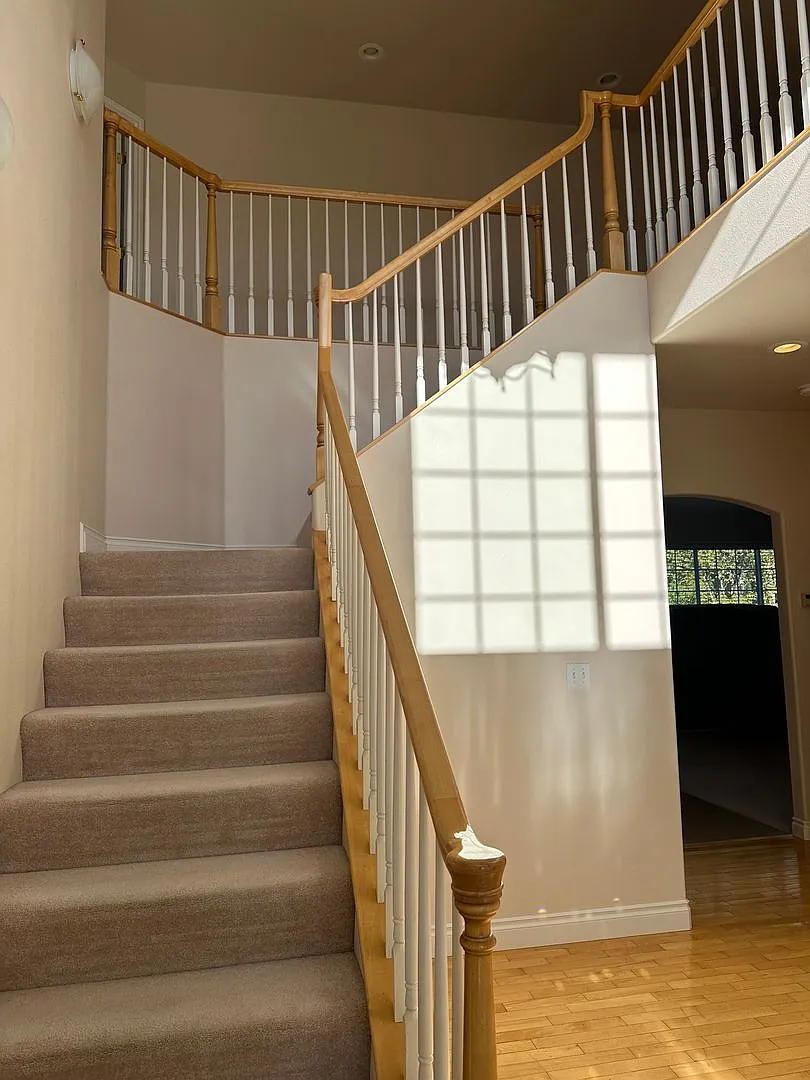 Single Family Home on the Hillside| 5 bed| 3.5BA| 3 Car Heated Garage| Views of inlet and mountains — Photo 2