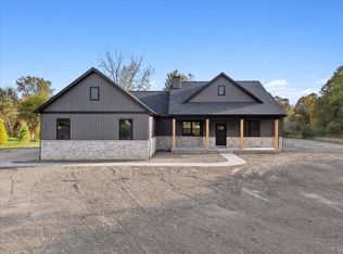 7018 Hickory Valley Dr, Fenton, MI 48430