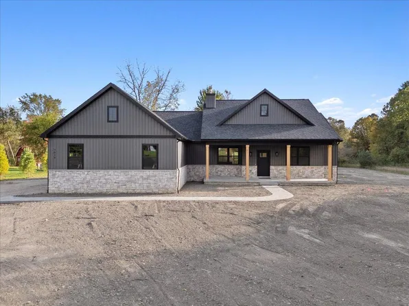 7018 Hickory Valley Dr, Fenton, MI 48430