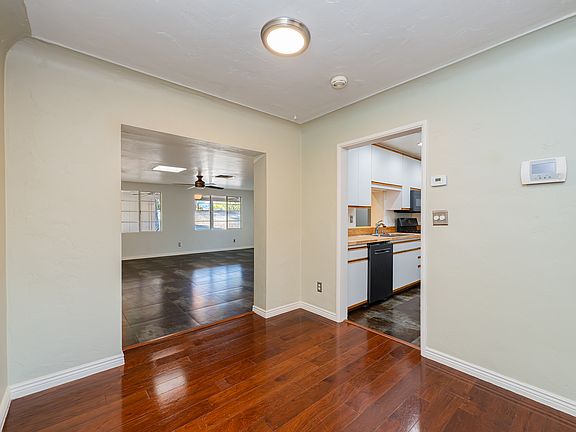 4th image of 2827 E La Cienega Pl