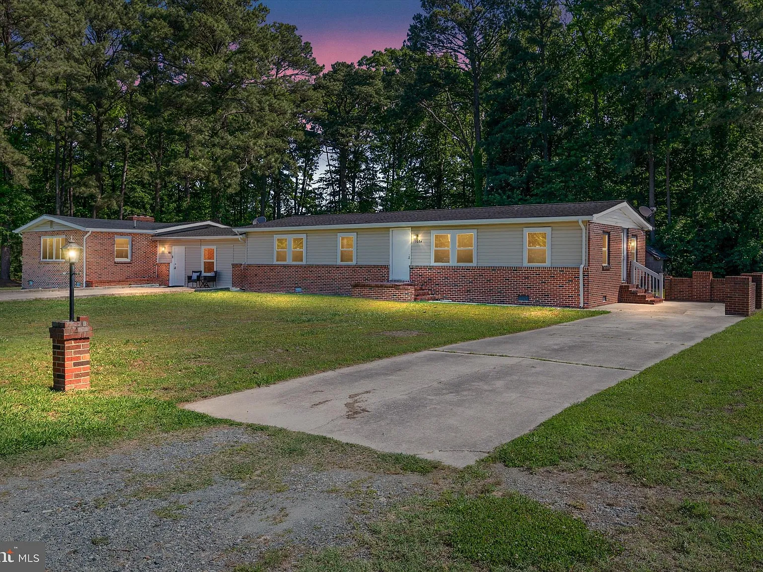 3 bed, 1942 sqft, $3,000 — Photo 1