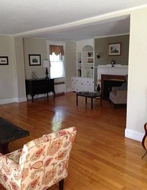 2nd image of 1577 Lonsdale Ave