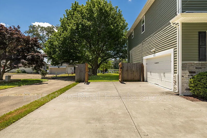 Building Photo - 615 Roland Dr