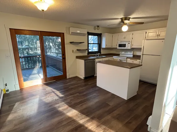 504 Hunter Hill Rd, Hudson, WI 54016