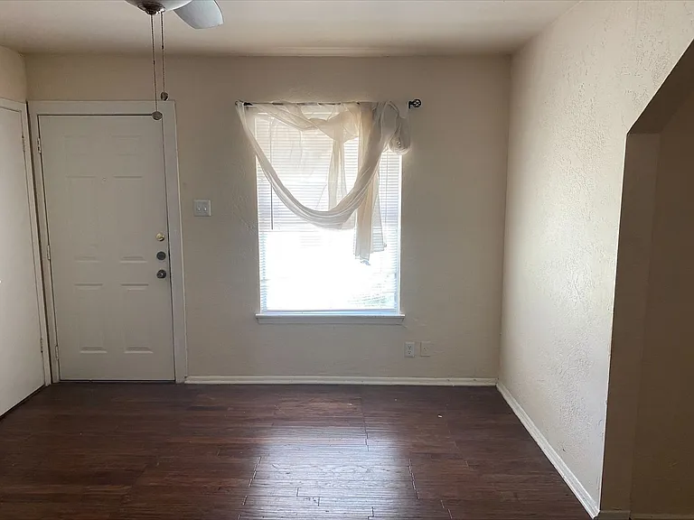 4527 Clear Spring Dr — Photo 3