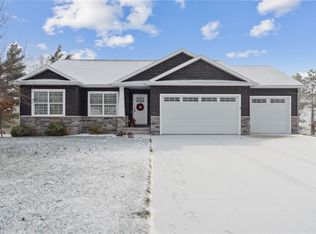 3039 Dell Ridge Ct, Hiawatha, IA 52233