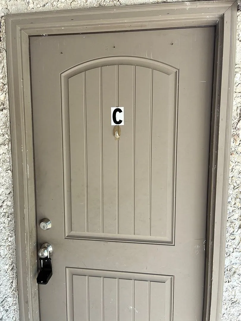 695 Douglas Unit C — Photo 2