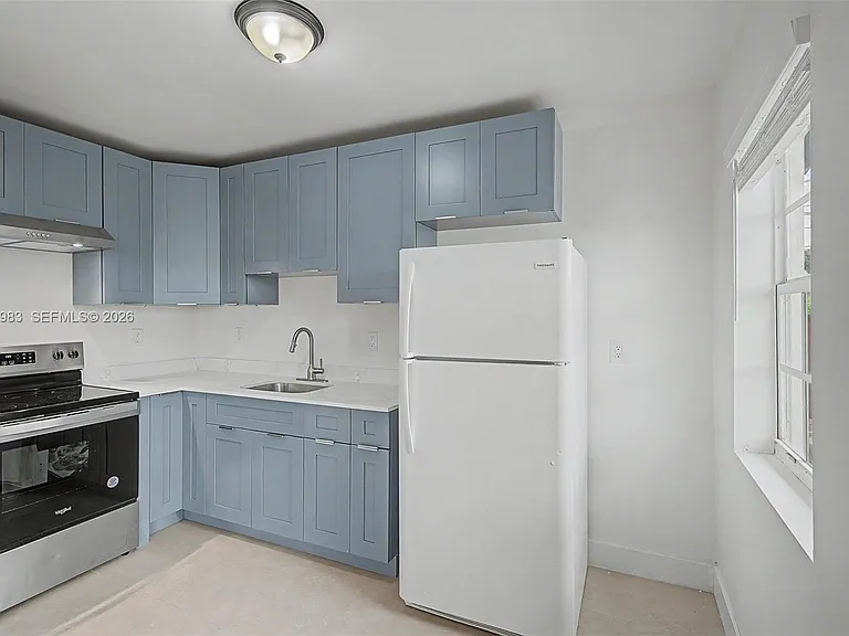 1021 SW 3rd St #4 — Photo 3