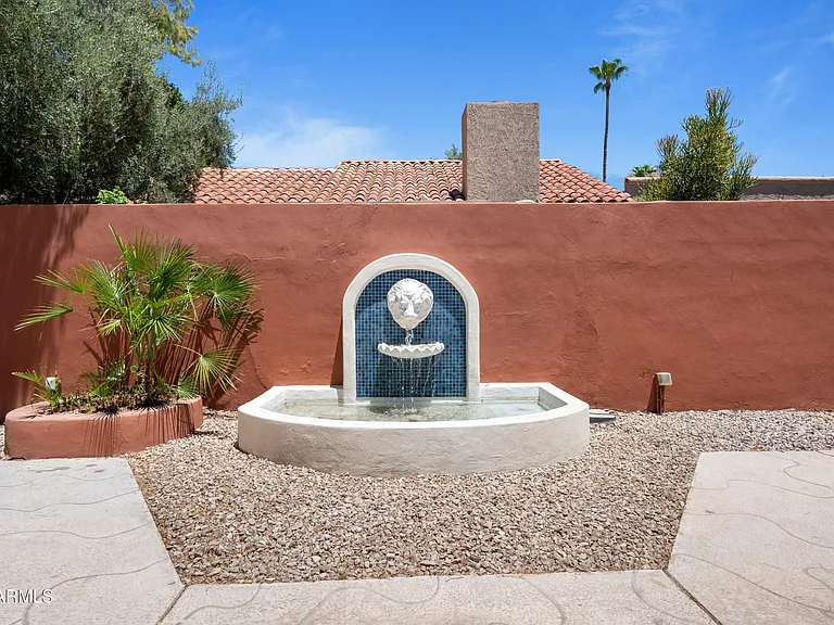 7308 E Berridge Ln — Photo 7