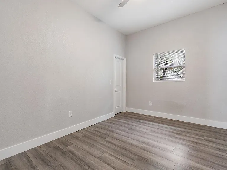 2321 W Green St — Photo 31