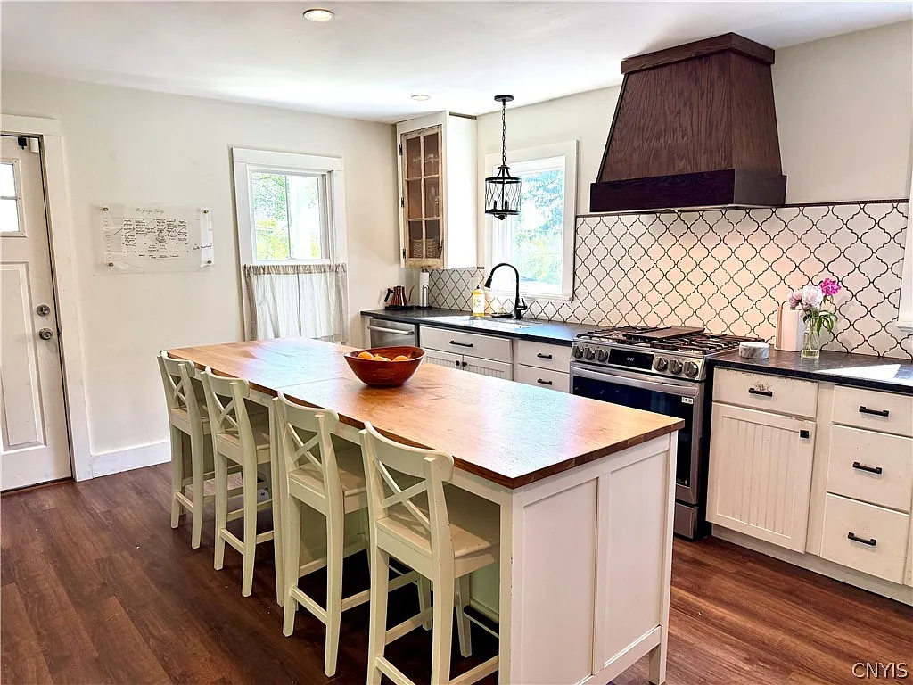 4 bed, 2.5 bath, 2942 sqft, $3,500 — Photo 3