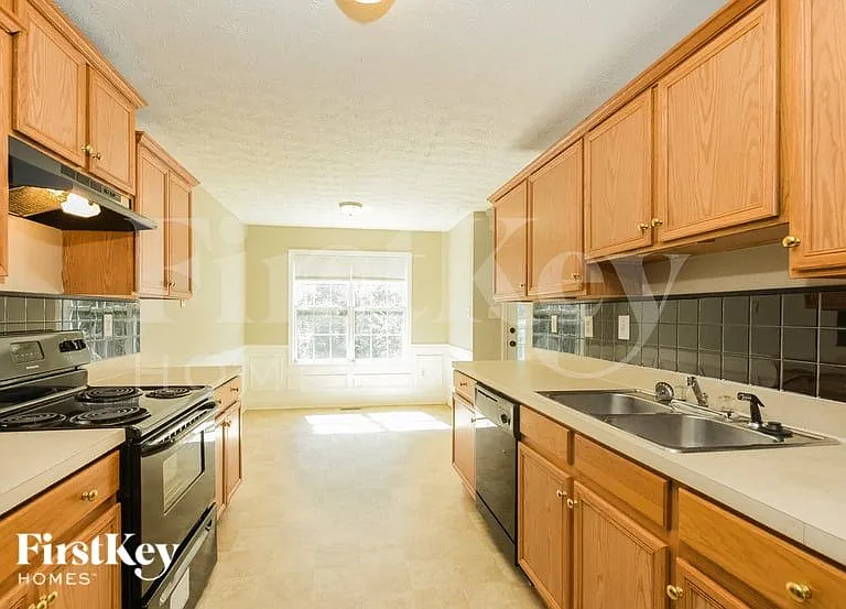 194 Rochester Ct — Photo 6