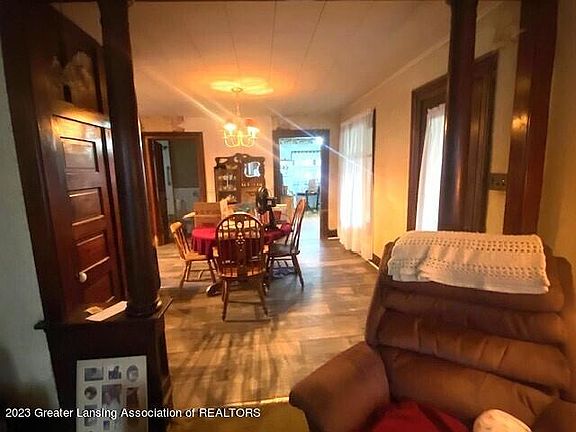 5th image of 305 East St