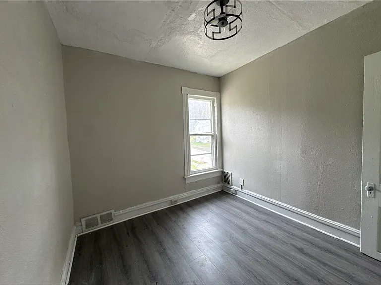 519 Lyndal St — Photo 8