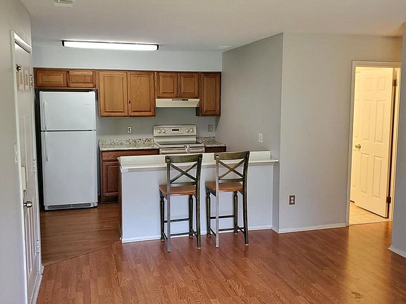 2nd image of 215 Barclay Ct