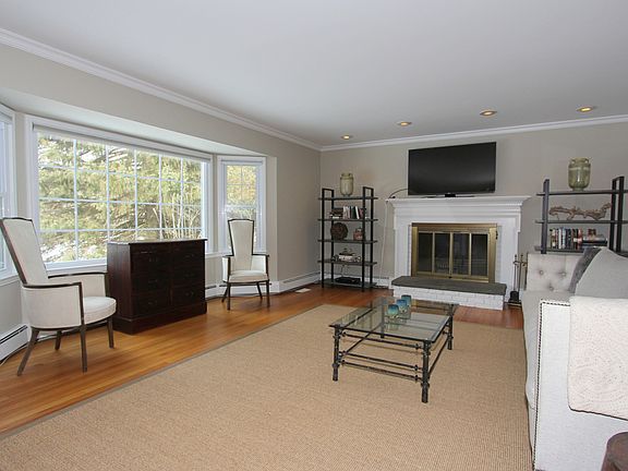 3rd image of 11 Pine Hill Dr
