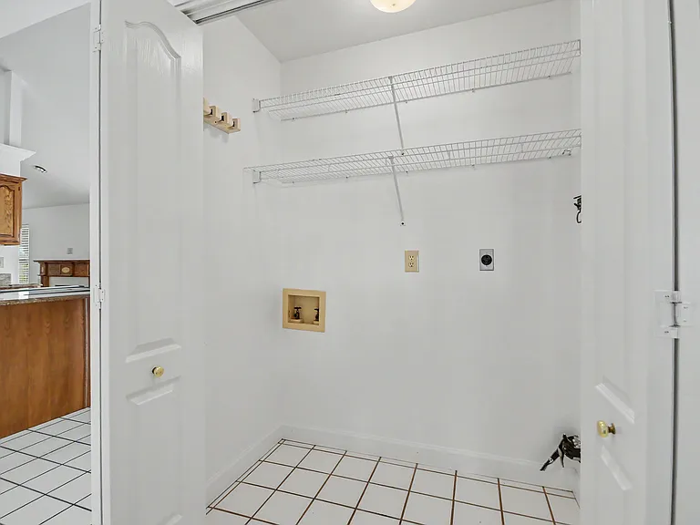 102 Lexington Ln — Photo 12