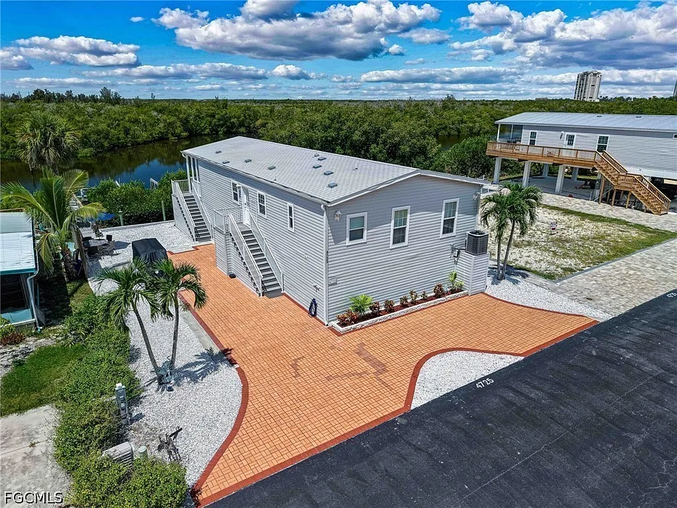 4725 Tahiti Dr