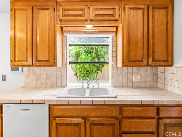 454 N Shattuck Pl — Photo 12