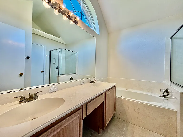 1302 Old Knoll Dr — Photo 13