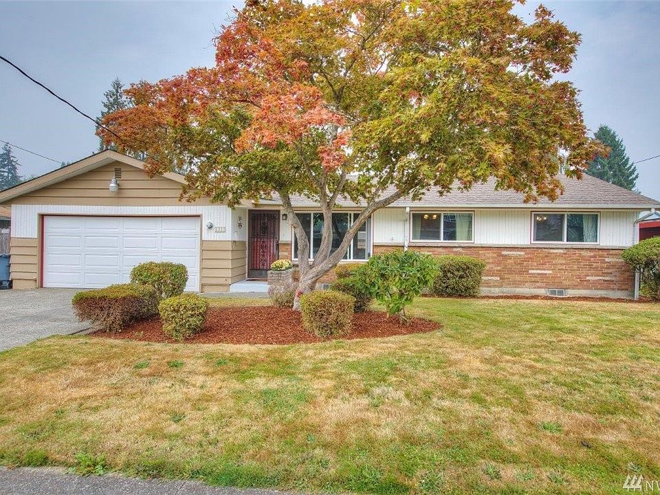 Beautiful home in downtown Puyallup with a 2 car garage. 