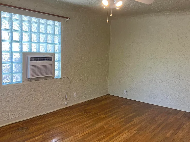 1230 Montrose Pl SW — Photo 5