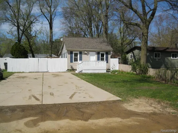 2817 Dean Dr W, Highland, MI 48356