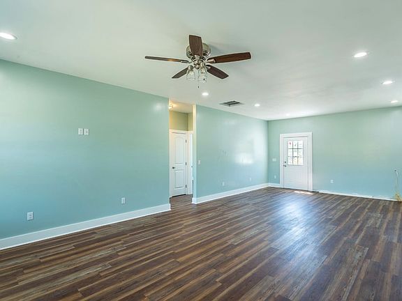 5th image of 323 Magnolia Ct