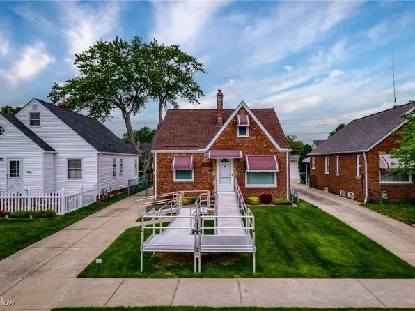 8010 Whittington Dr, Parma, OH 44129