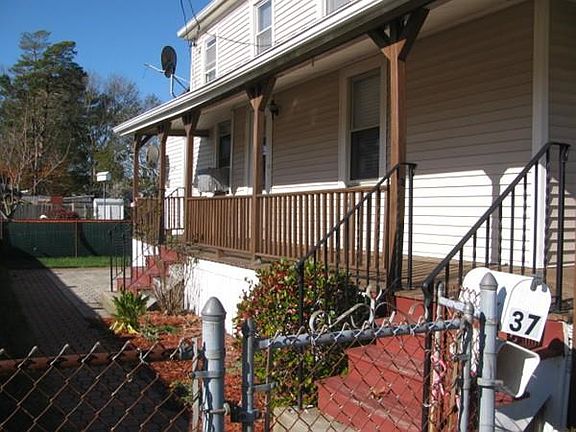 3rd image of 37 Metcalf St