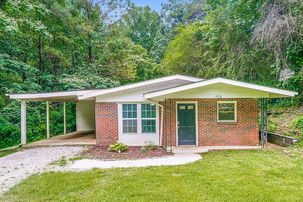 3 bed, 1.0 bath, 1000 sqft, $1,160 — Photo 1