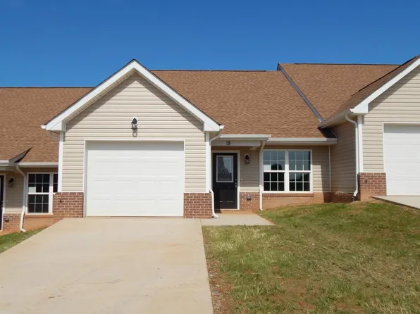 18 Hunters Valley Ln, Rocky Mount, VA 24151