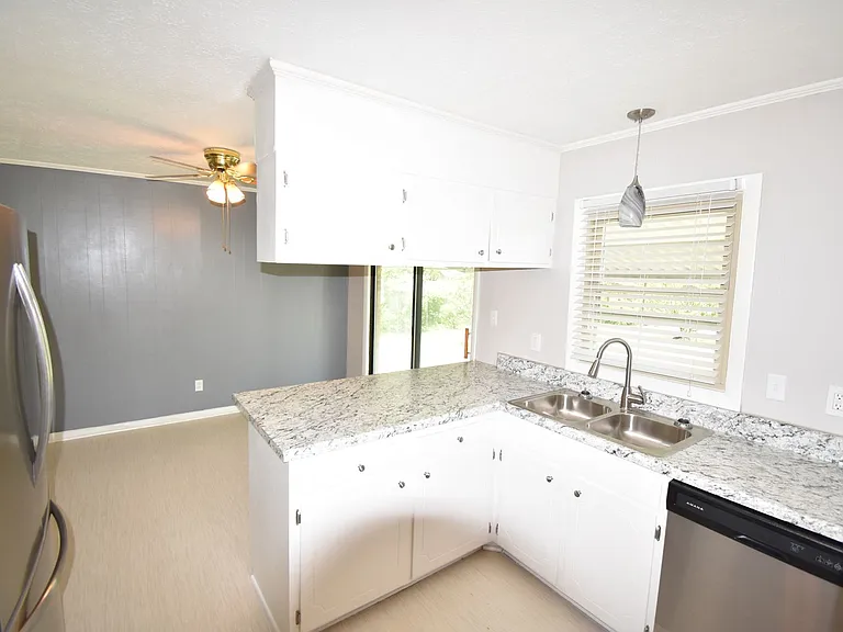 328 Desmond Dr — Photo 8