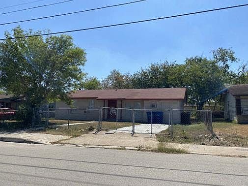 3rd image of 2722 Hicks Ave