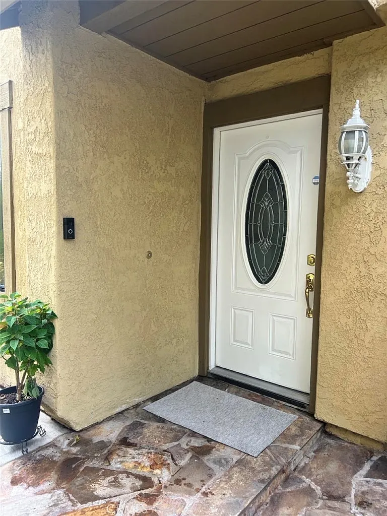 3 bed, 2.5 bath, 1645 sqft, $4,200 — Photo 2