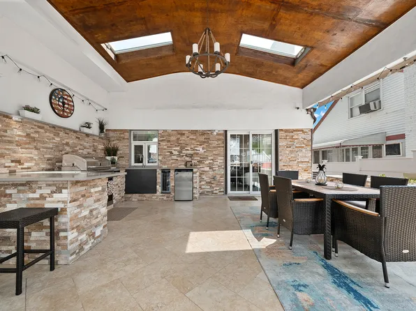 198-31 Pompeii Avenue image 5 of 14