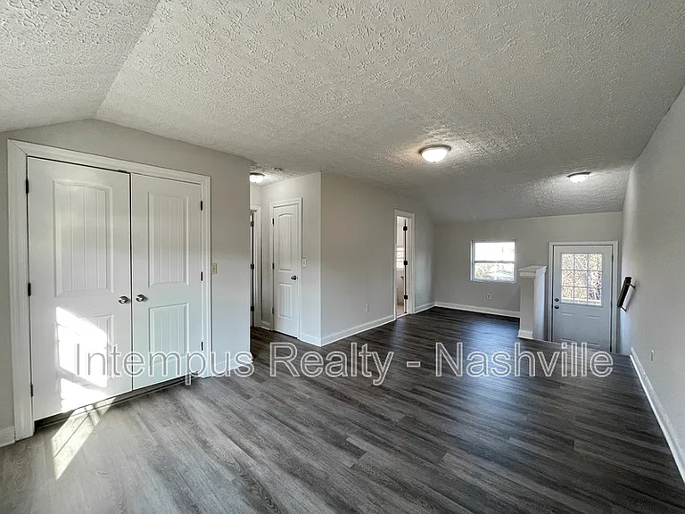 109 W Trinity Ln — Photo 9