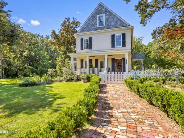 525 Porter Ave, Ocean Springs, MS 39564