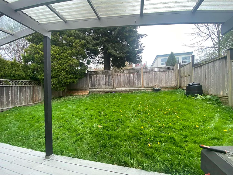 832 Habgood St — Photo 21