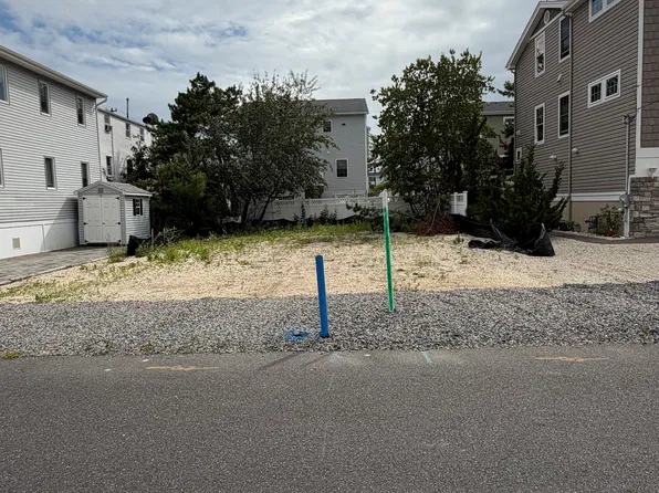 4 W Oceanview Dr, Brant Beach, NJ 08008