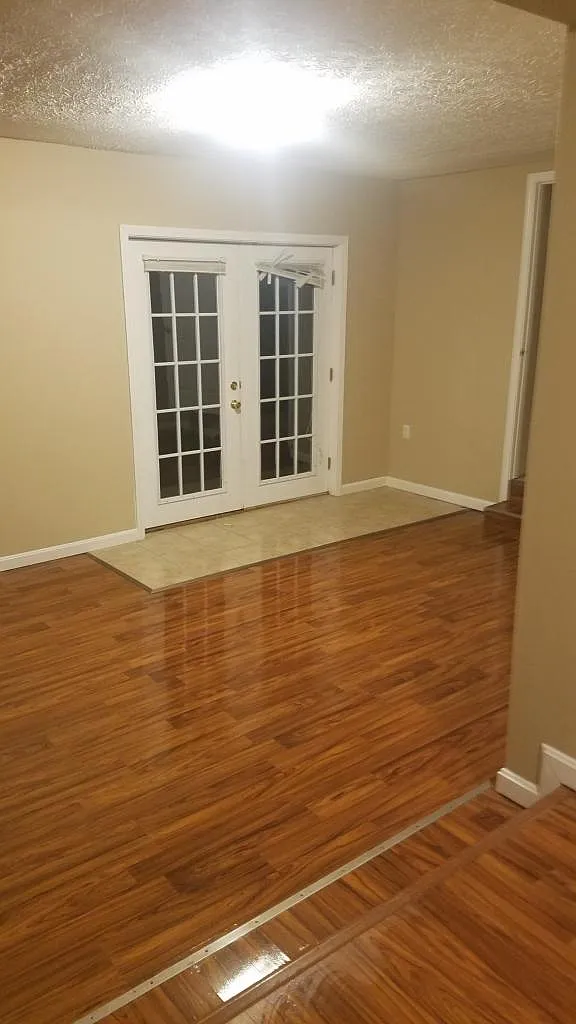 3 bed, 1300 sqft, $933 — Photo 2
