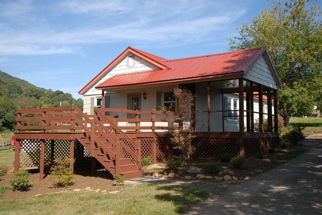 1st image of 833B Beaver Dr
