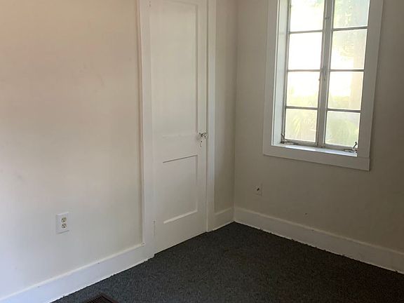 4th image of 211 SW McFarlane Ave