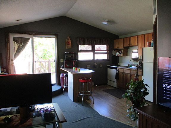 5th image of 830 Brown St