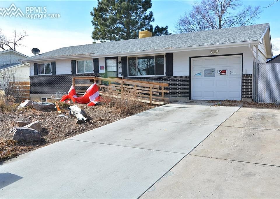 FRONT VIEW OF THE HOME